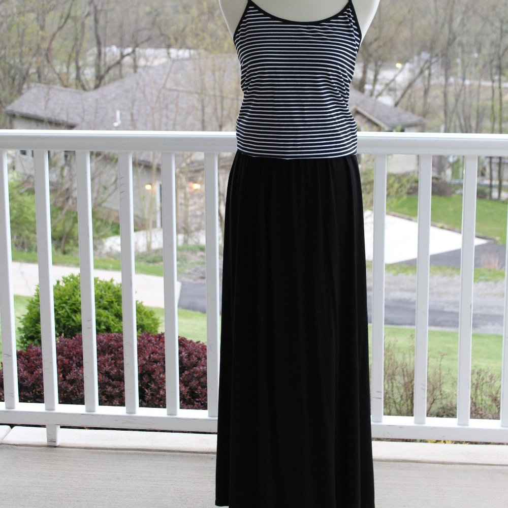 Maxi skirt with stripped tank top